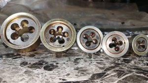 Инструмент в мастерской Нивовода. Плашки и плашкодержатели