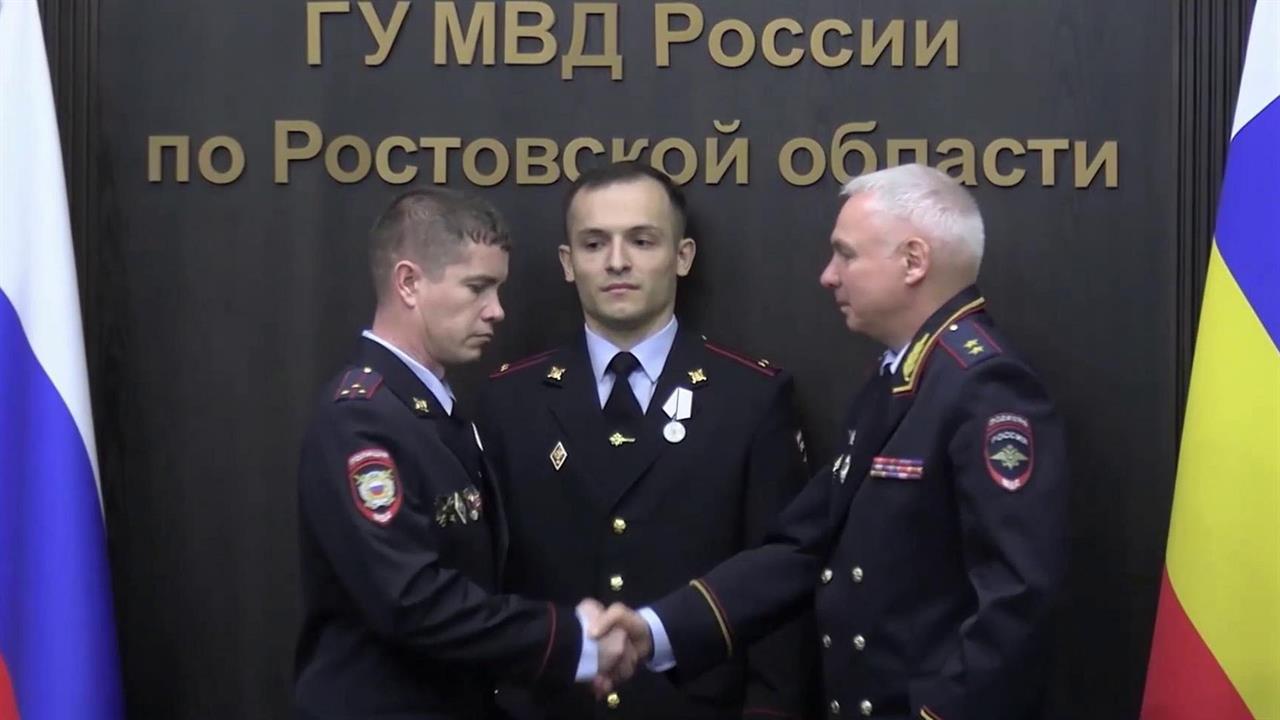 Полицейские, проявившие мужество и отвагу при спасении погибавших, удостоены наград