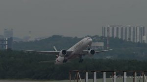 Боинг 777 авиакомпании Эмирейтс взлетает из аэропорта Куала Лумпура.