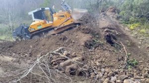 LİEBHERR 746 бульдозер на каменистом участке.