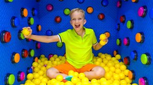 100 загадочных кнопок и только одна тебя спасет Челлендж с Владом и Ники!