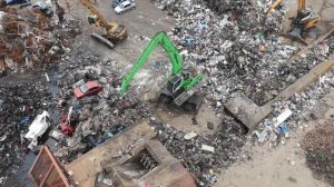 Огромный склад металлолома в действии! Измельчение автомобилей, переработка металла