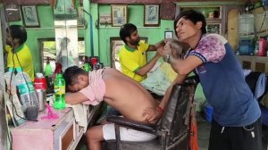 Индийский Уличный Парикмахер Делает Расслабляющий Массаж Головы и Тела