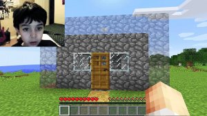 МЕДЛЕННО УМЕНЬШАЮ ЕГО ДОМ, ПОКА ОН НЕ ЗАМЕТИТ! Троллинг Игроков на Своём Сервере в Майнкрафт!