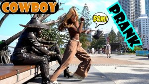 Я ДУМАЮ, ЧТО ОДИН ИЗ НИХ НАСТОЯЩИЙ. Хахаха, розыгрыш со статуей.