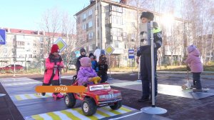 Урайских малышей обучают правилам дорожного движения на необычном оборудовании
