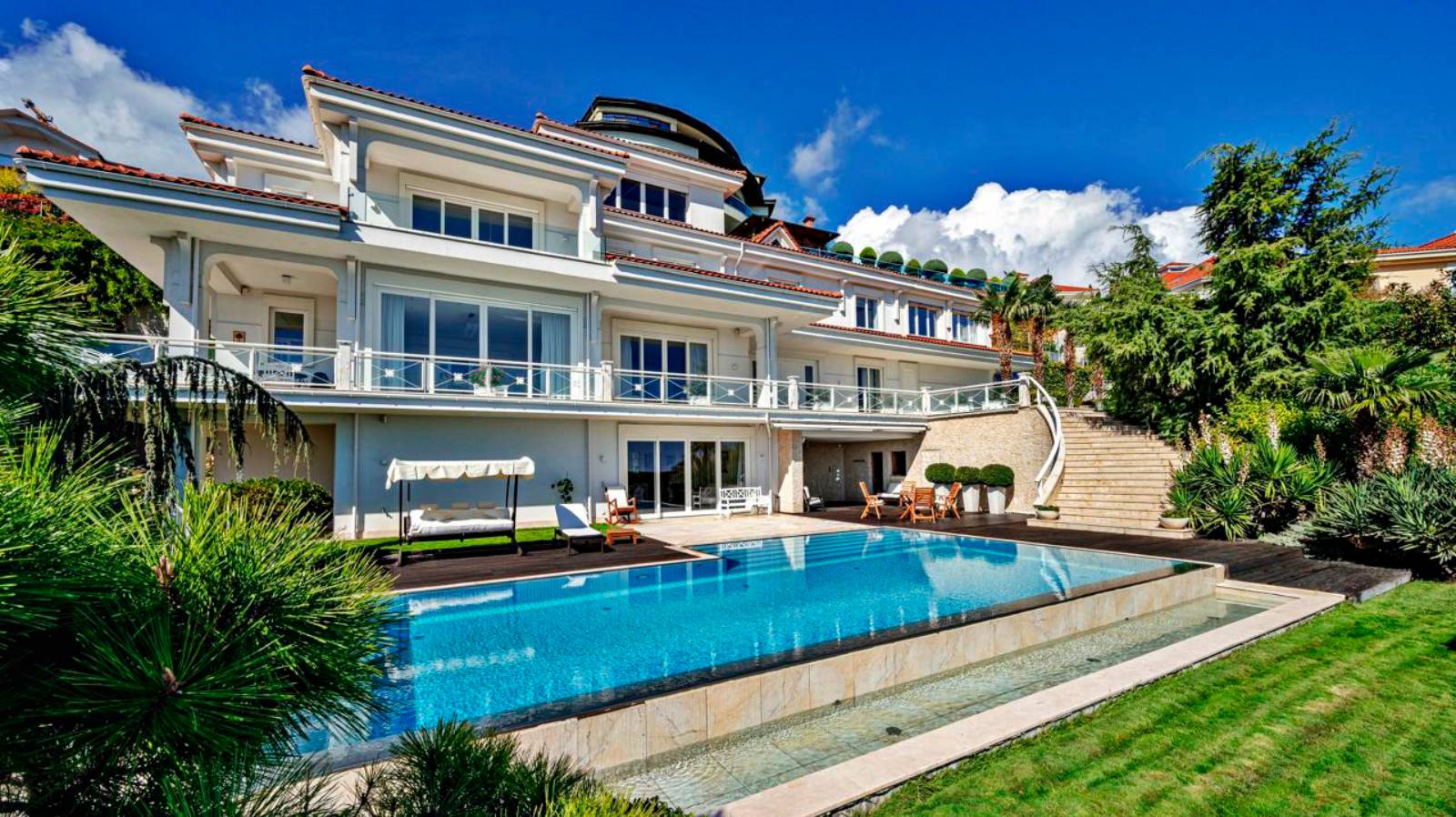 Обзор современного дома в «Средиземноморском» стиле в элитном охраняемом поселке в Ливадии смотреть онлайн