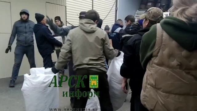 Гуманитар колонна белән китәчәк машиналарга йөк төялде. смотреть онлайн