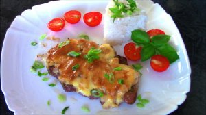 Свиные отбивные под пикантной шубой.