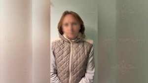 Пенсионерка столкнула 13-летнюю школьницу на рельсы в московском метро.