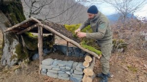 Зимний бушкрафт, строительство укрытия в стиле хоббита.