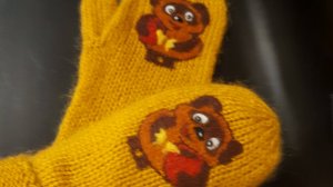 Варежки с рисунком из шерсти Винни-пух