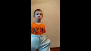 Андрей танцует курицей