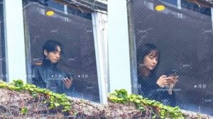 Видите Чонгука в окне? Он сменил свой образ, находясь в Аояме, Токио