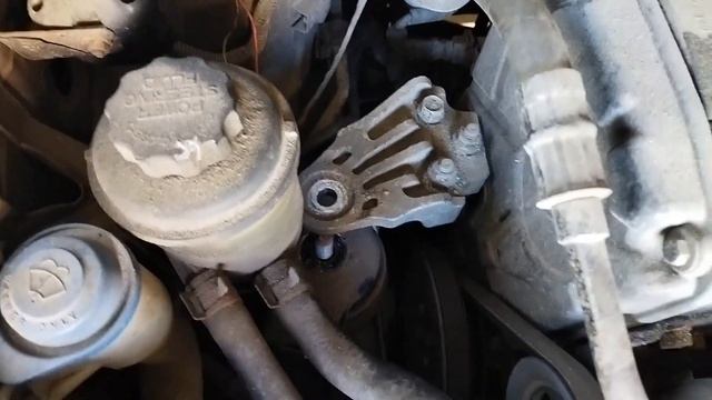 Hyundai Getz Замена правой опоры ( подушки ) двигателя