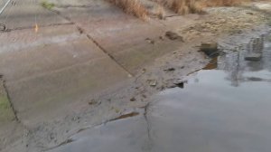 Рыбалка на микро речке и находка утопленника😯