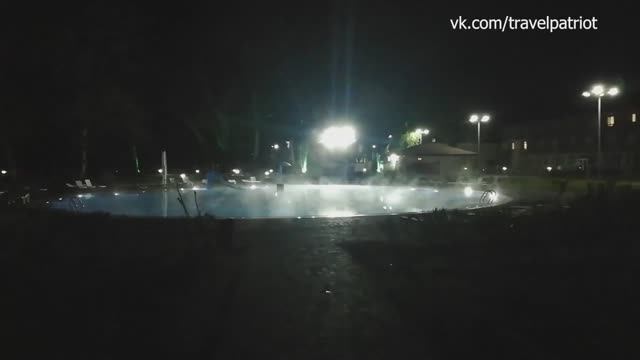 Ночной бассейн в отели Napra (Цандрыпш) Октябрь 2025 год