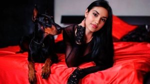 Диана Анкудинова и доберман.