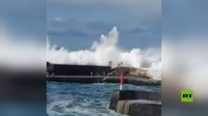 إسبانيا.. قتلى وجرحى إثر أمواج مد عاتية ضربت جزر الكناري