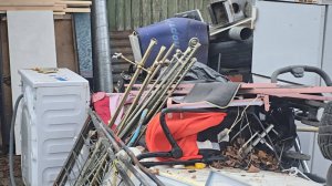 «Не мусор несем, а растим Кулибиных»: туляки годами борются с соседями-плюшкиными