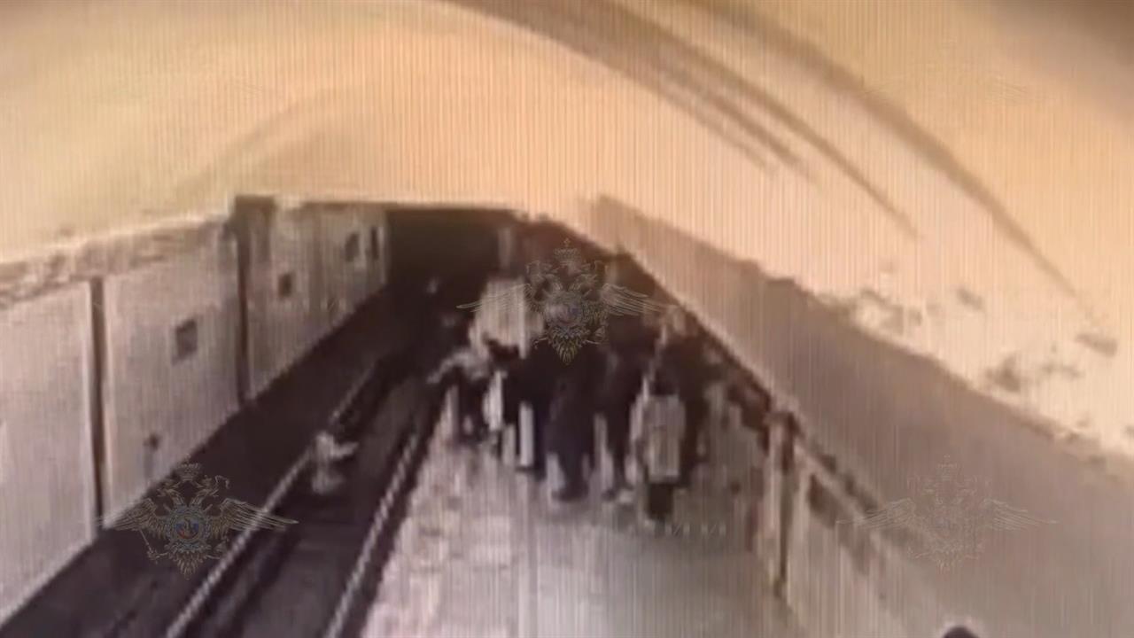 Пенсионерка столкнула ребенка на пути в метро: видео