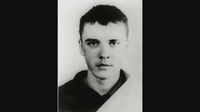 Парта Героя Рулякова Федора Анатольевича в  МАОУ СОШ № 1 г.Александровск-Сахалинский.