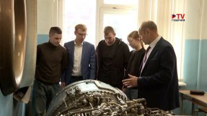 В окно воронежского вуза внесли двигатель истребителя весом в тонну