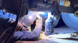 Ночной ремонт полуприцепа на трассе — варим ось BPW и выбиваем стремянки