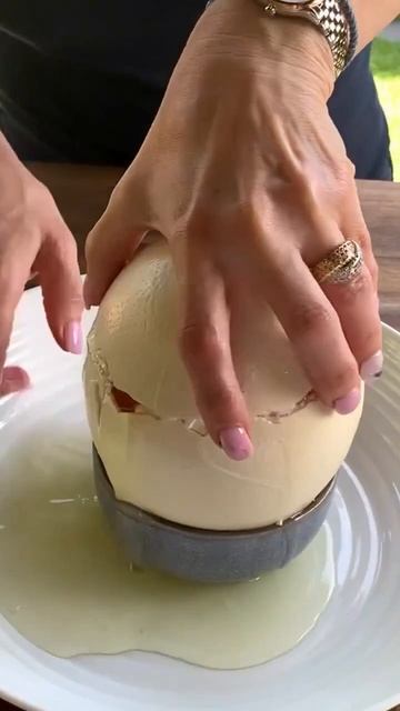 Страусиные яйца. Из одного яйца можно приготовить яичницу и накормить ею 10 человек