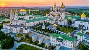 У небесах над Почаєвом