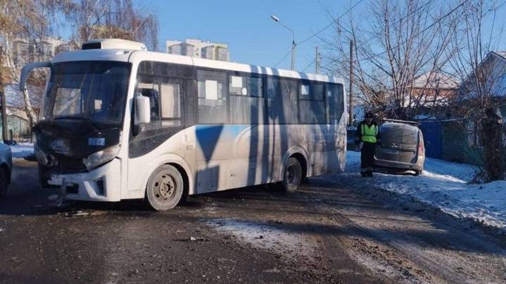 В Омске автобус с 20 пассажирами попал в лобовое ДТП