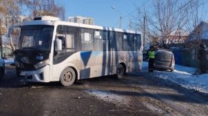 В Омске автобус с 20 пассажирами попал в лобовое ДТП