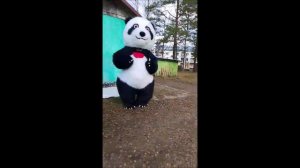 Деревенская девушка не знает, что внутри человек