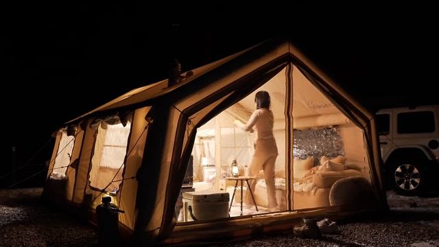 Разбейте двухкомнатную палатку на природе и разбейте лагерь со своими подругами