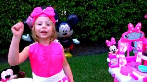 Настя ждет Микки и Минни Маус и готовит на новой игровой кухне