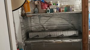 Готовим дом для клубники: бюджетное место с фольгой вместо дорогих панелей.