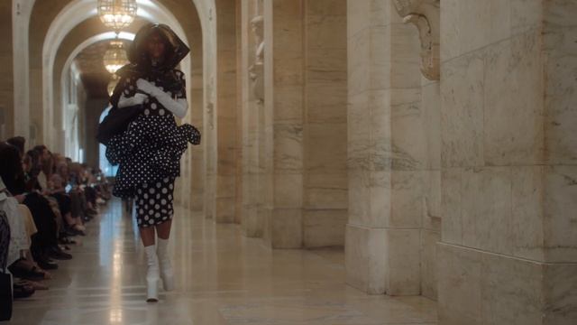 Показ женской коллекции Marc Jacobs осень-зима 2022-2023