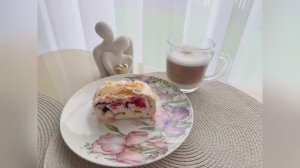 Меренговый рулет с сублимированными ягодами.