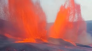 Вулкан Килауэа извергается двумя мощными фонтанами лавы на Гавайях