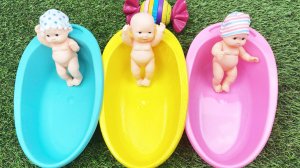 Мультики для малышей. Смешиваем радужные шарики в ванночках с куколками. Мультики для девочек