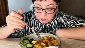 Вкусно перекусила перед обедом/Всего полпачечки пельменей, НО без хлеба☝️/Мукбанг