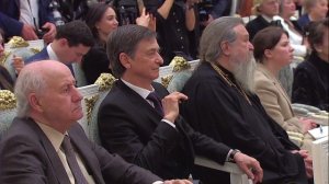 «Почему вы не говорите по-немецки?» — Путин наградил маэстро, посвятившего жизнь русской музыке