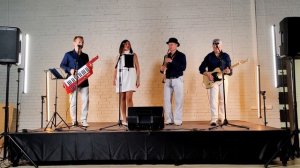 ВИА «Дорогие друзья» и финалист «Голос 60+» Николай Гусев исполнили кавер-версии советских хитов