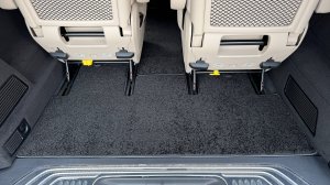 Mercedes V-class - отшили комплект ворсовых ковров и установили доводчики дверей