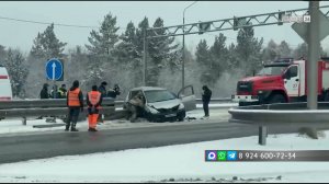 Легковой автомобиль налетел на дорожное ограждение недалеко от Падуна