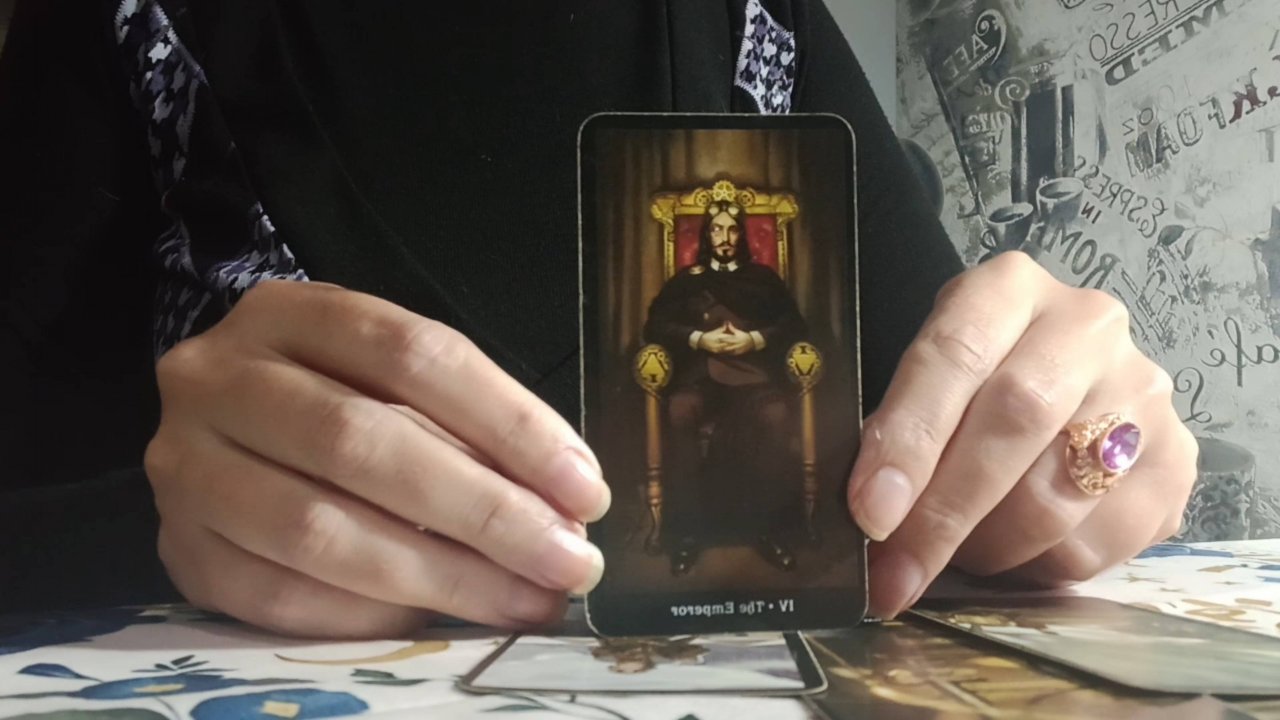 Что мешает ему быть с вами? Расклад Таро