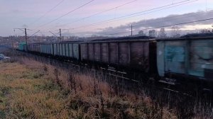 Грузовой состав под ВЛ80-1942 на перегоне Полой - Поздино, ноябрь 2025 год