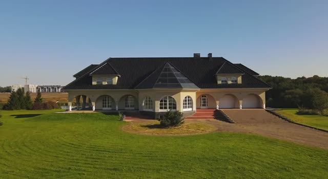 Дом 1821 м2 на участке 15 гектара на берегу озера.