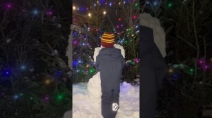 Винтик лепит снеговика ⛄️