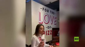 وارسو.. ناشطون يقتحمون فرع مطعم "بيتزا هت" احتجاحا على دعمه للجيش الإسرائيلي